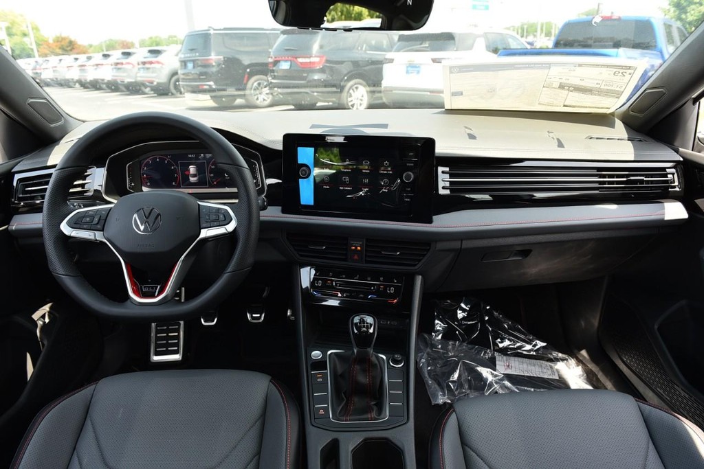 Volkswagen Jetta GLI Vehicle Full-screen Gallery Image 7