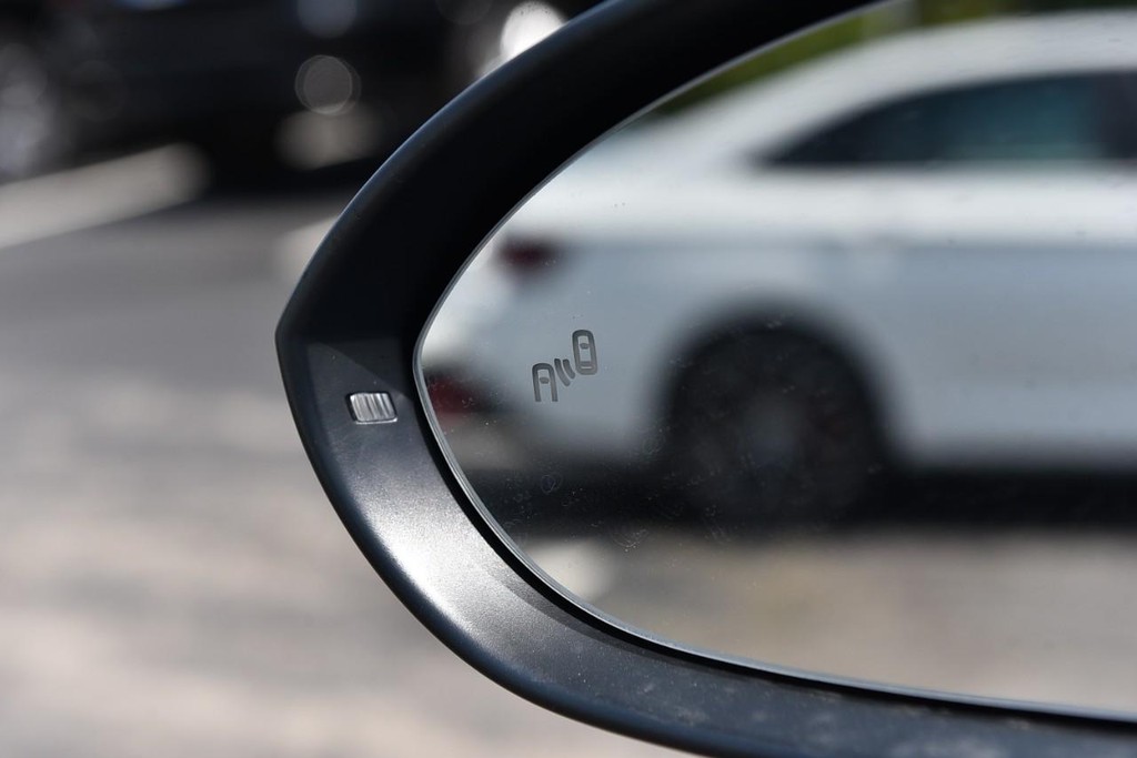 Volkswagen Jetta GLI Vehicle Full-screen Gallery Image 10