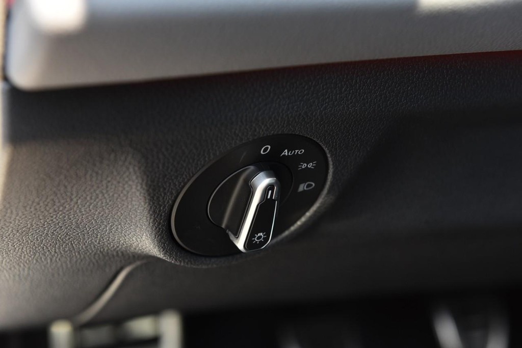 Volkswagen Jetta GLI Vehicle Full-screen Gallery Image 11