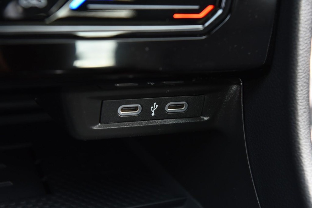 Volkswagen Jetta GLI Vehicle Full-screen Gallery Image 16