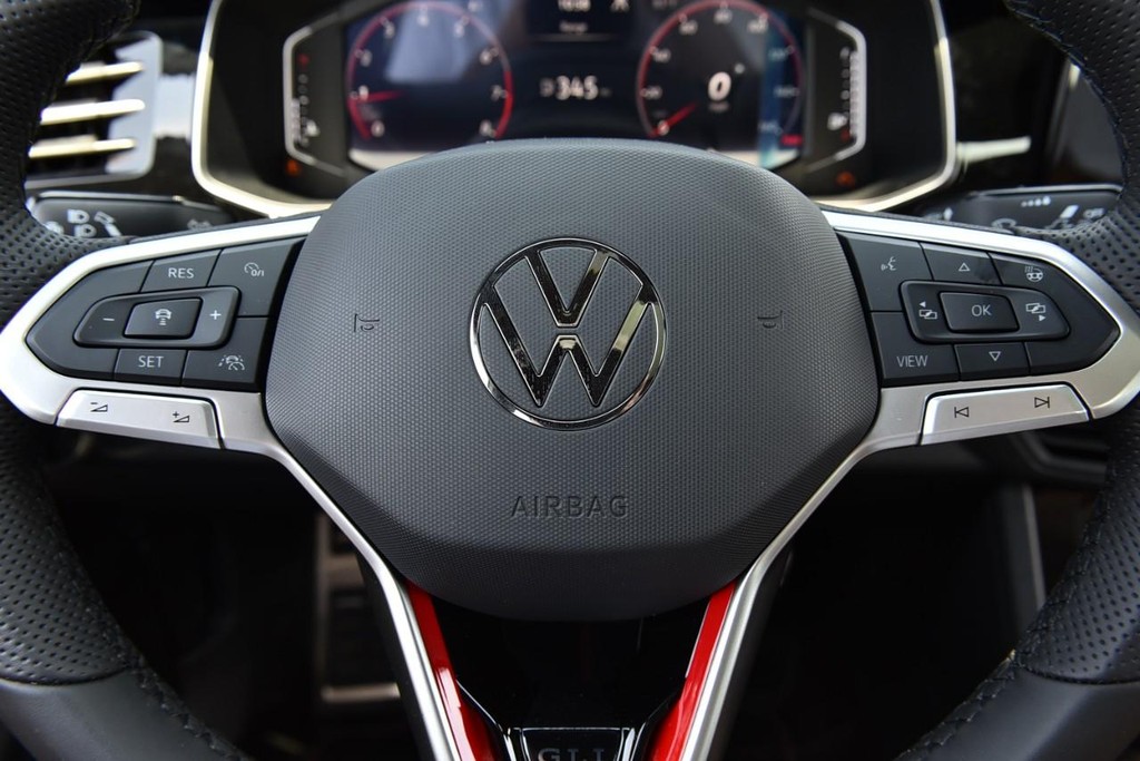 Volkswagen Jetta GLI Vehicle Full-screen Gallery Image 19