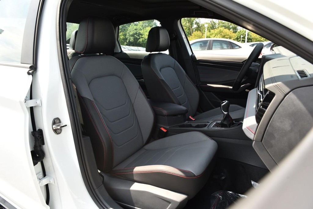 Volkswagen Jetta GLI Vehicle Full-screen Gallery Image 21