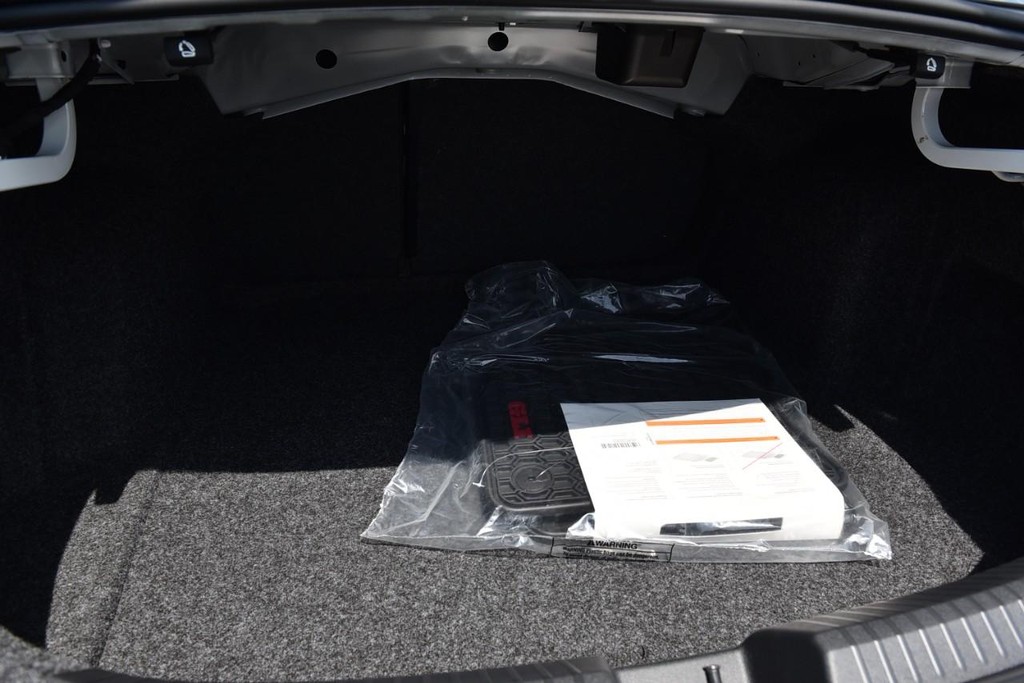 Volkswagen Jetta GLI Vehicle Full-screen Gallery Image 24