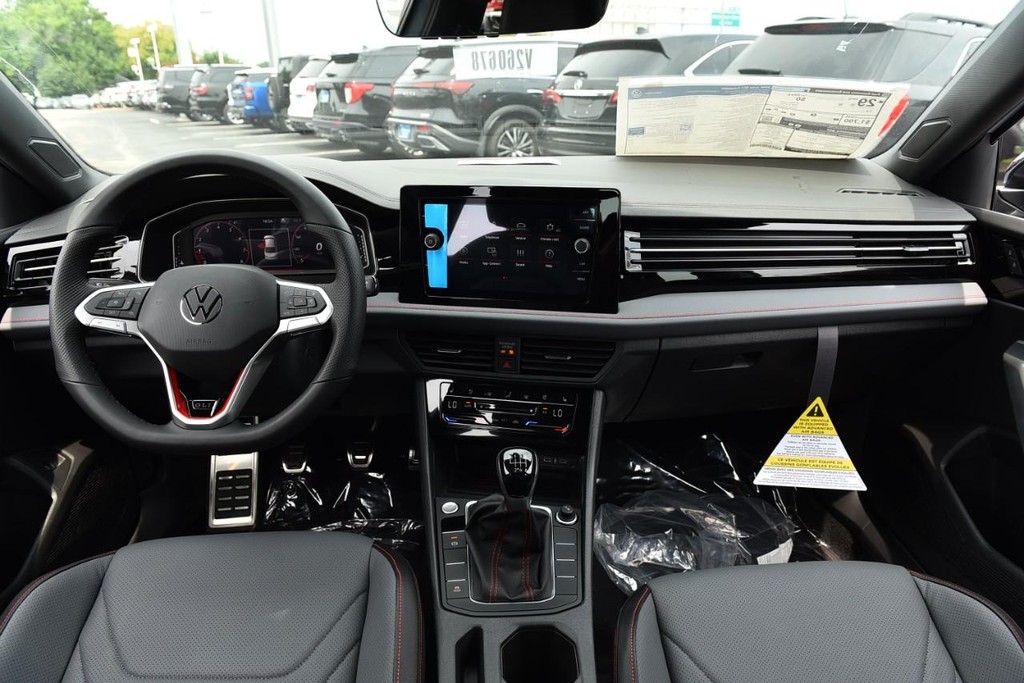 Volkswagen Jetta GLI Vehicle Full-screen Gallery Image 7