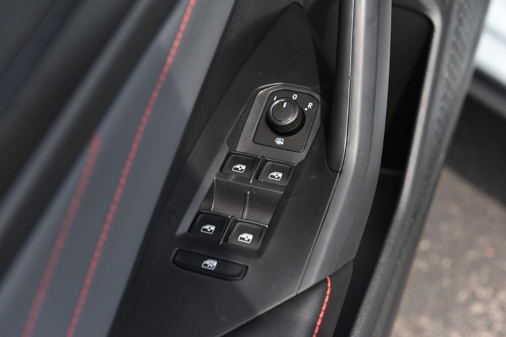 Volkswagen Jetta GLI Vehicle Full-screen Gallery Image 8