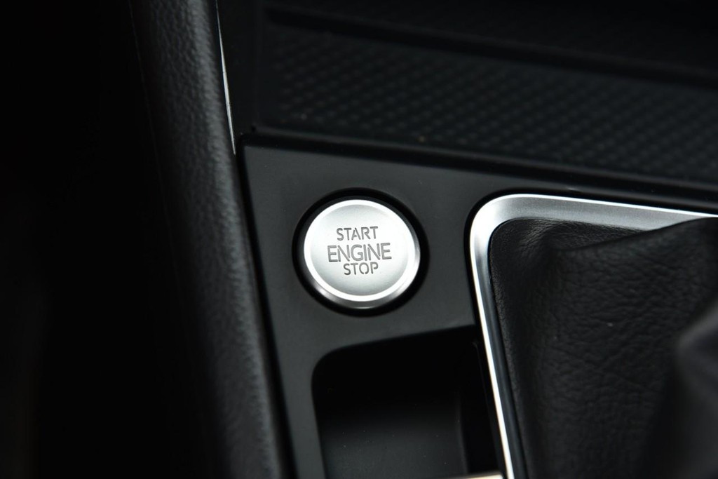 Volkswagen Jetta GLI Vehicle Full-screen Gallery Image 17