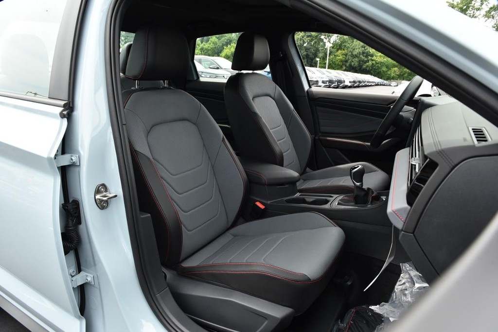 Volkswagen Jetta GLI Vehicle Full-screen Gallery Image 21