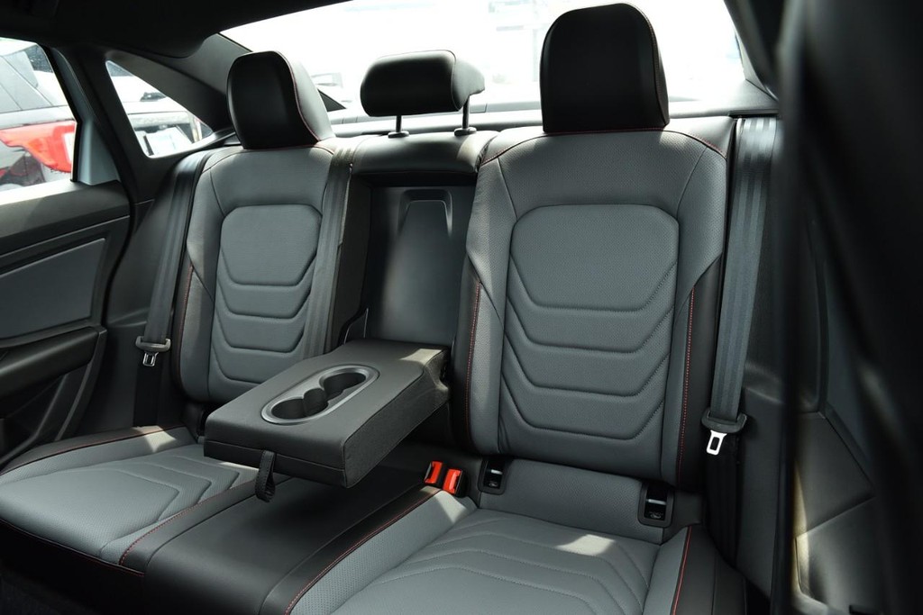 Volkswagen Jetta GLI Vehicle Full-screen Gallery Image 23
