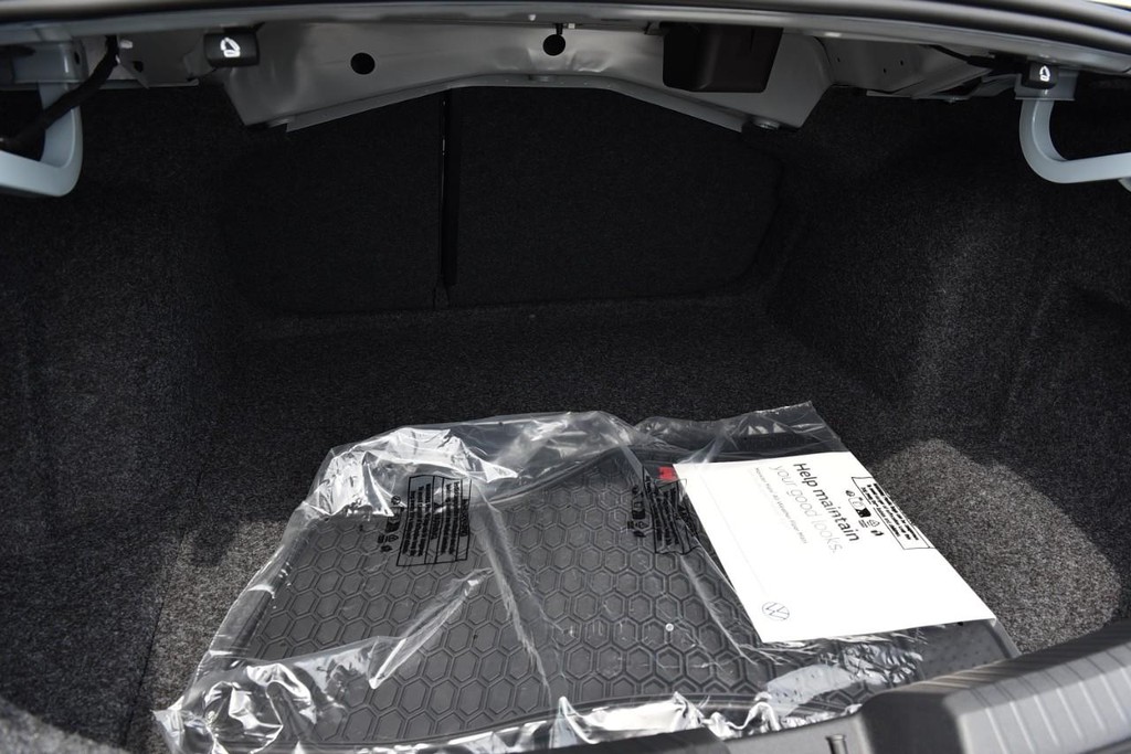 Volkswagen Jetta GLI Vehicle Full-screen Gallery Image 24