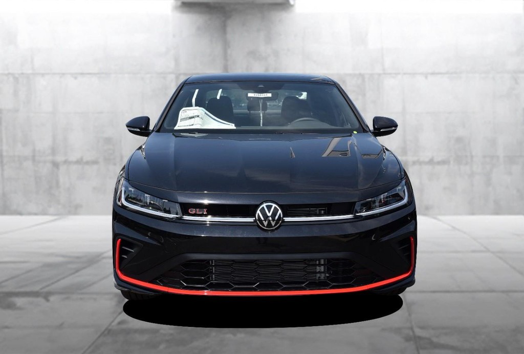Volkswagen Jetta GLI Vehicle Full-screen Gallery Image 4