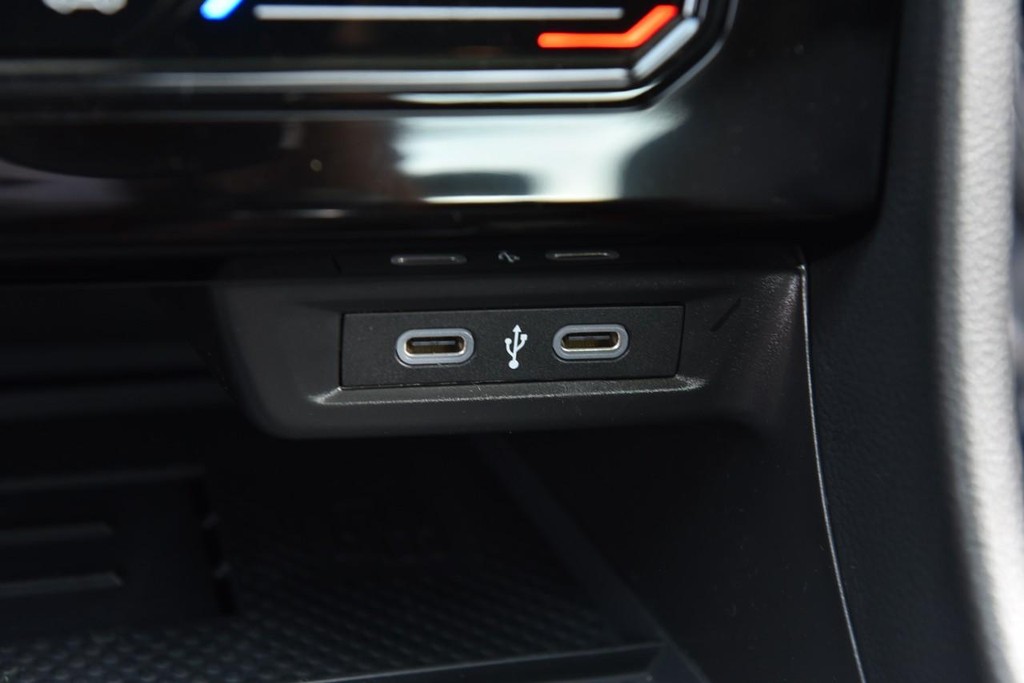 Volkswagen Jetta GLI Vehicle Full-screen Gallery Image 16