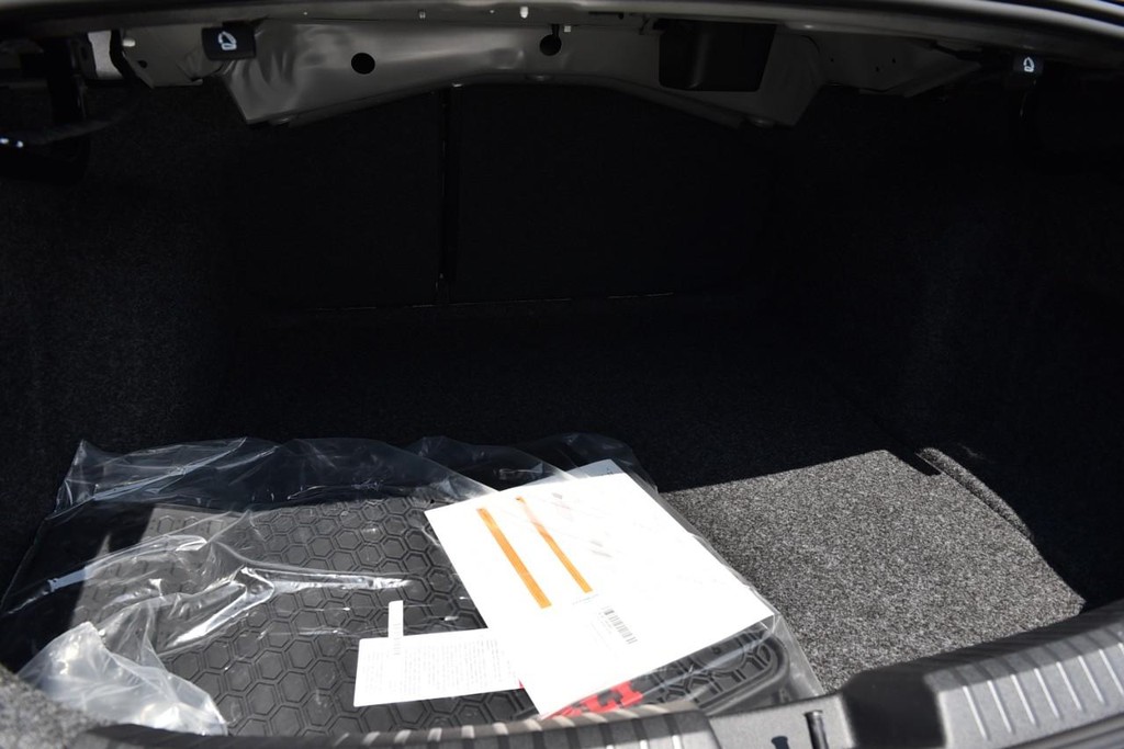 Volkswagen Jetta GLI Vehicle Full-screen Gallery Image 24