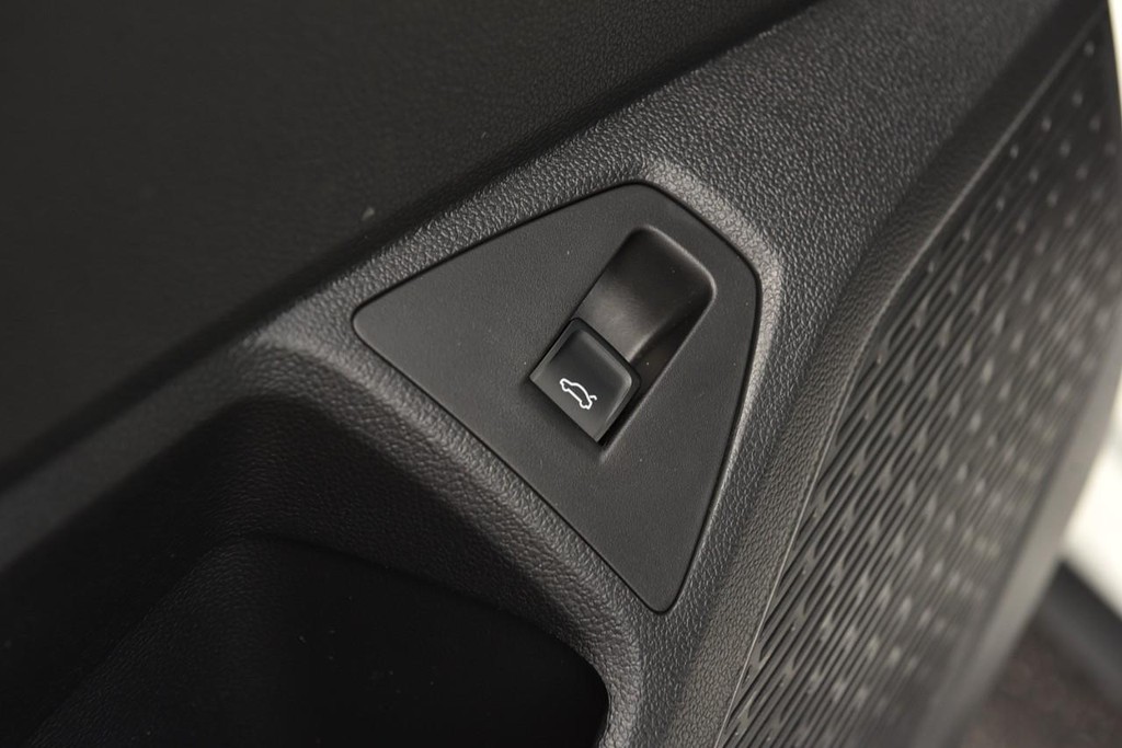 Volkswagen Jetta GLI Vehicle Full-screen Gallery Image 9