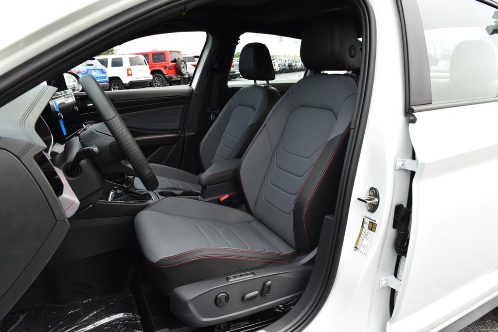 Volkswagen Jetta GLI Vehicle Full-screen Gallery Image 20