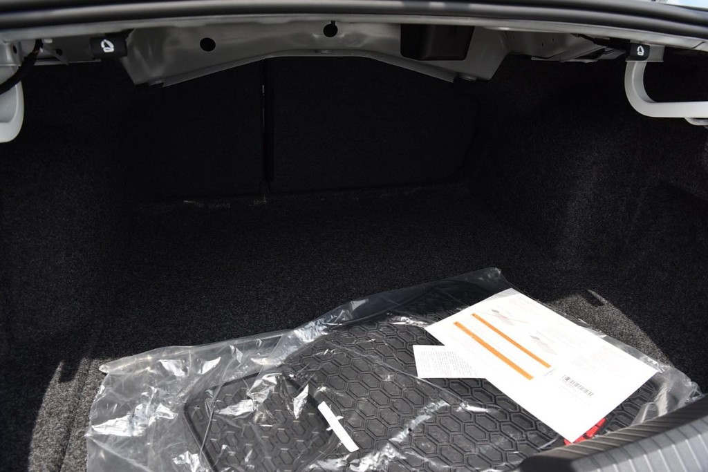 Volkswagen Jetta GLI Vehicle Full-screen Gallery Image 24