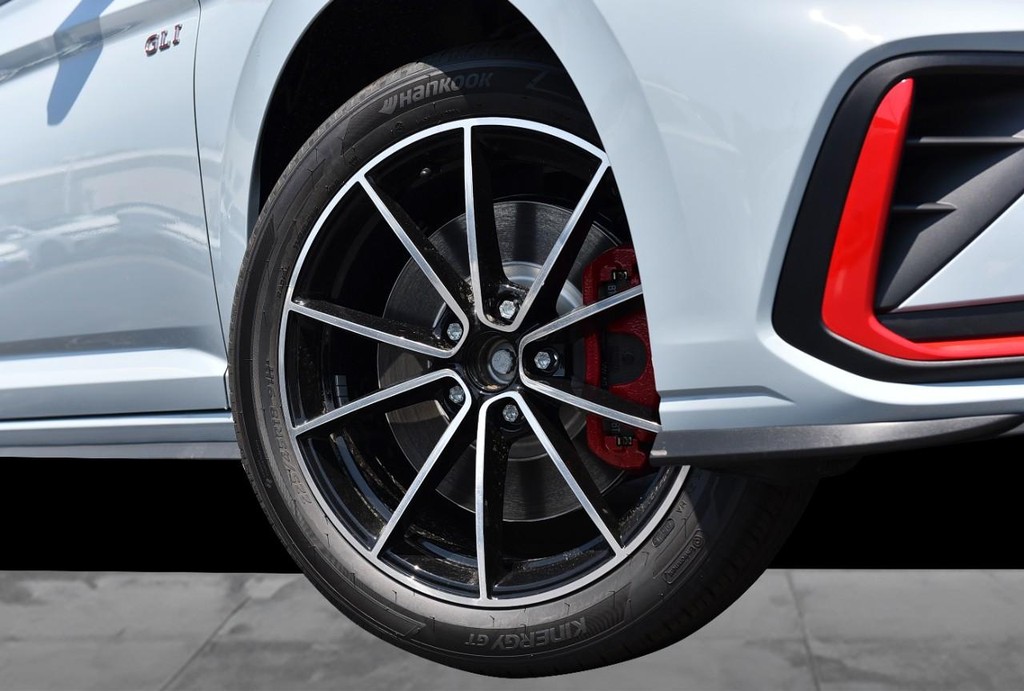 Volkswagen Jetta GLI Vehicle Full-screen Gallery Image 3