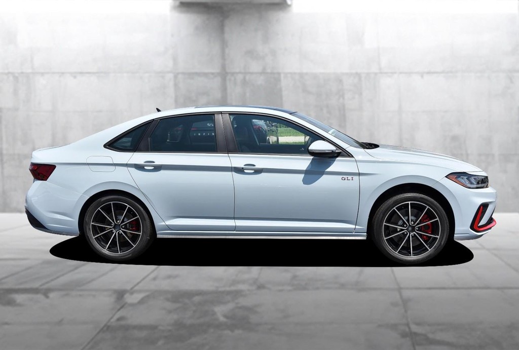 Volkswagen Jetta GLI Vehicle Full-screen Gallery Image 5