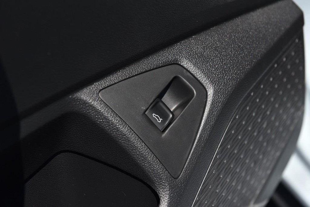 Volkswagen Jetta GLI Vehicle Full-screen Gallery Image 9