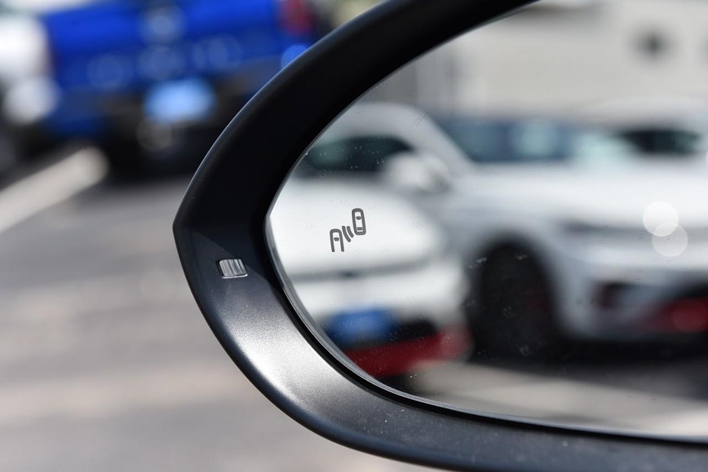 Volkswagen Jetta GLI Vehicle Full-screen Gallery Image 10