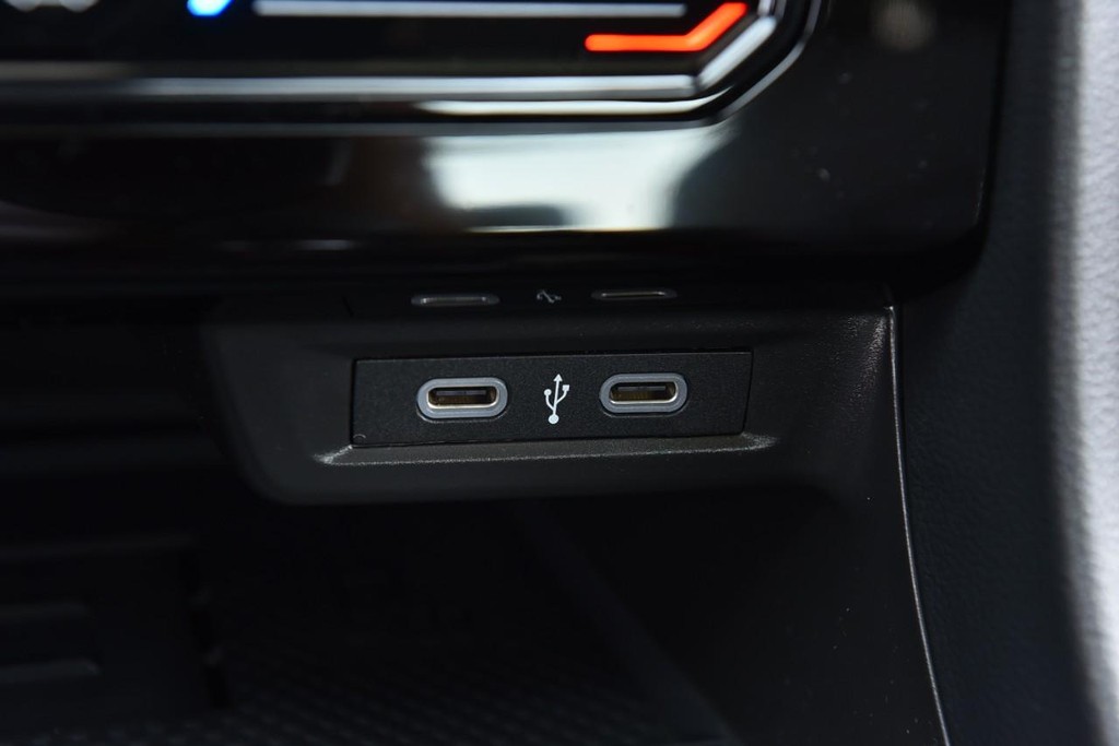 Volkswagen Jetta GLI Vehicle Full-screen Gallery Image 16