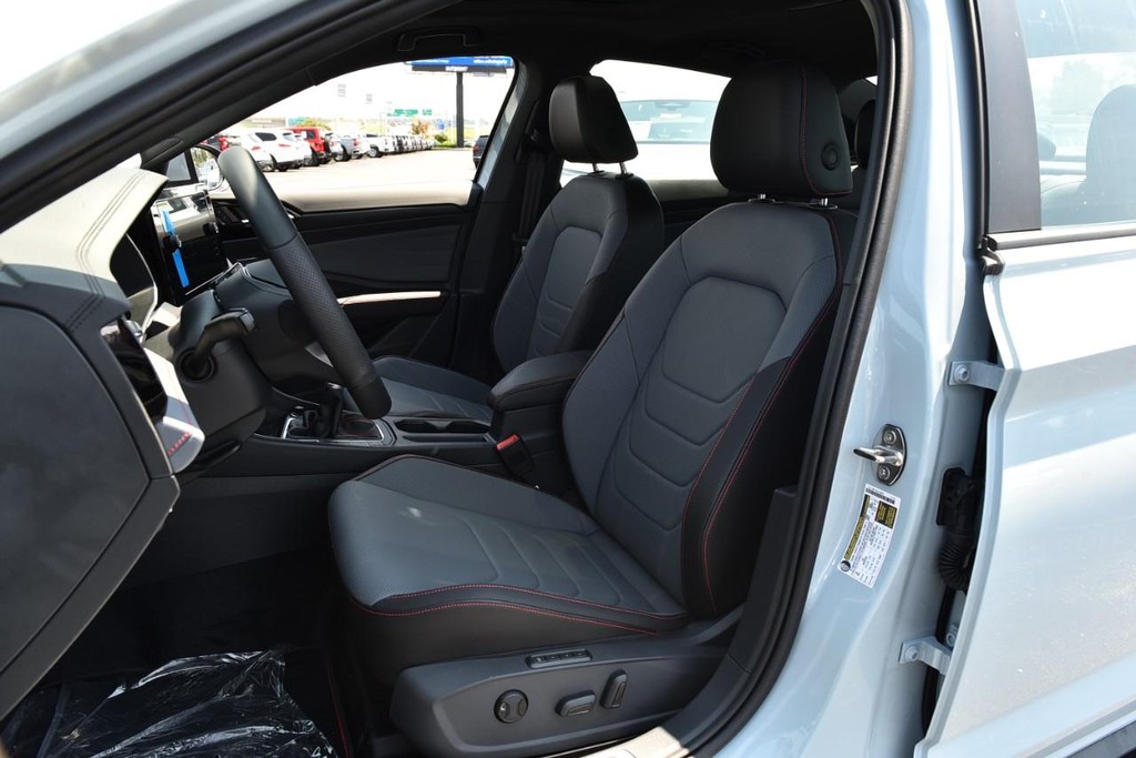 Volkswagen Jetta GLI Vehicle Full-screen Gallery Image 20