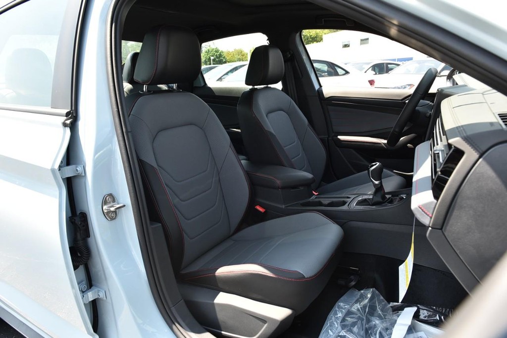 Volkswagen Jetta GLI Vehicle Full-screen Gallery Image 21