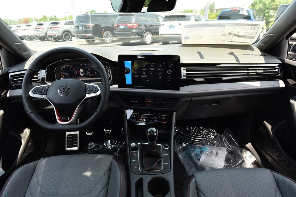 Volkswagen Jetta GLI Vehicle Full-screen Gallery Image 7