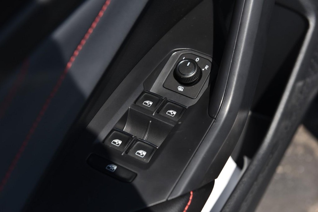 Volkswagen Jetta GLI Vehicle Full-screen Gallery Image 8
