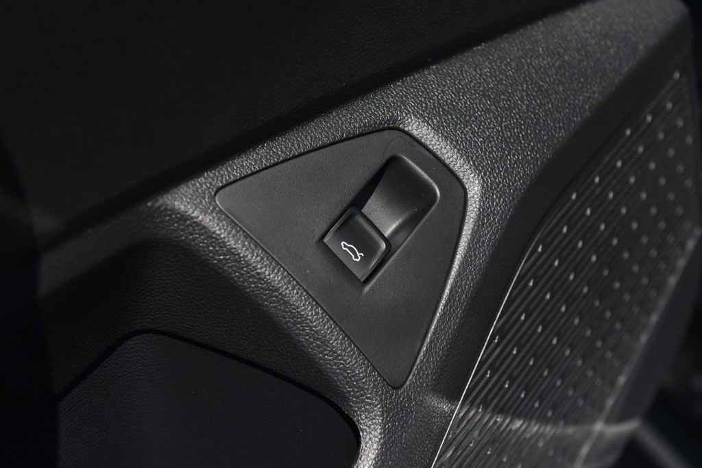 Volkswagen Jetta GLI Vehicle Full-screen Gallery Image 9