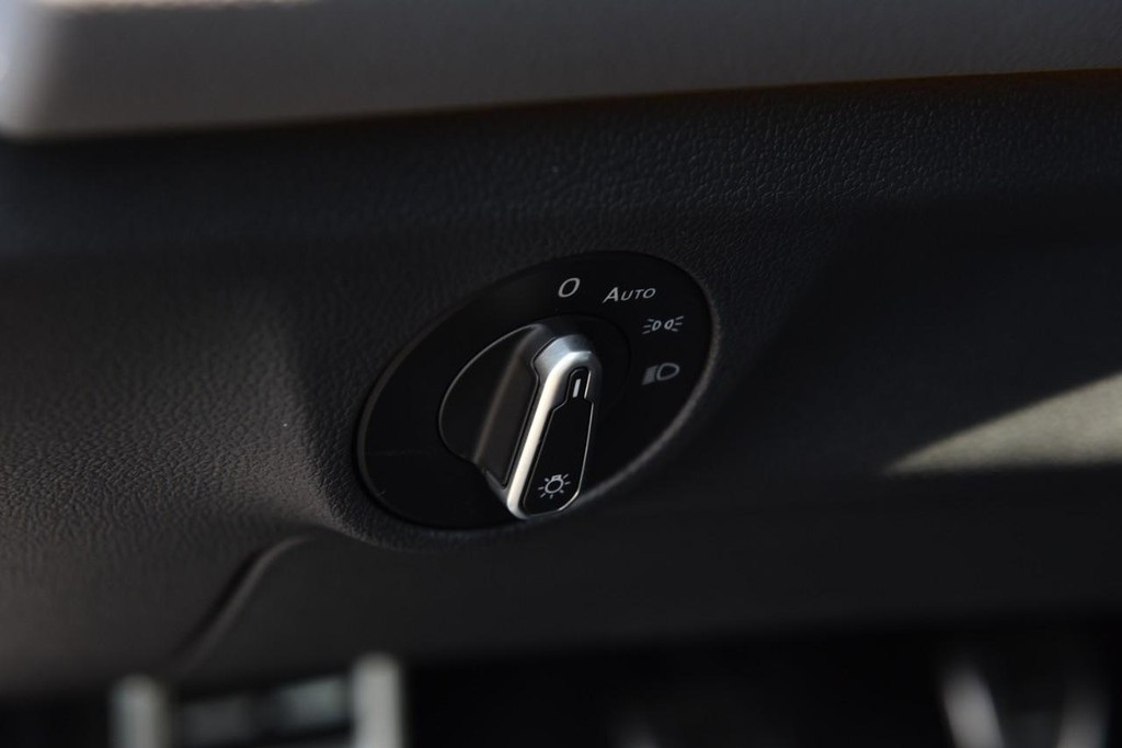 Volkswagen Jetta GLI Vehicle Full-screen Gallery Image 11