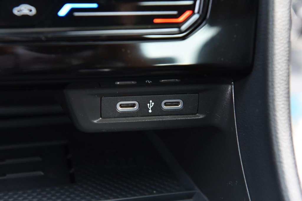 Volkswagen Jetta GLI Vehicle Full-screen Gallery Image 16