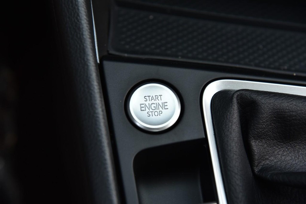 Volkswagen Jetta GLI Vehicle Full-screen Gallery Image 17