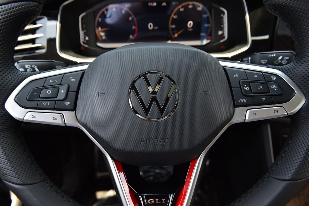 Volkswagen Jetta GLI Vehicle Full-screen Gallery Image 19