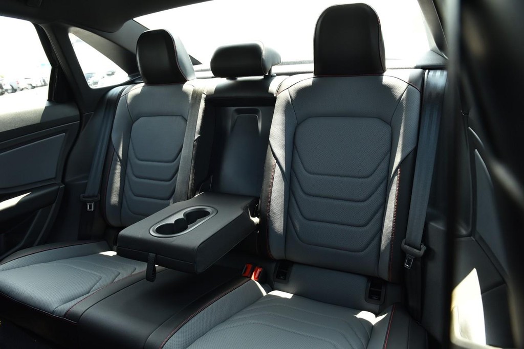 Volkswagen Jetta GLI Vehicle Full-screen Gallery Image 23