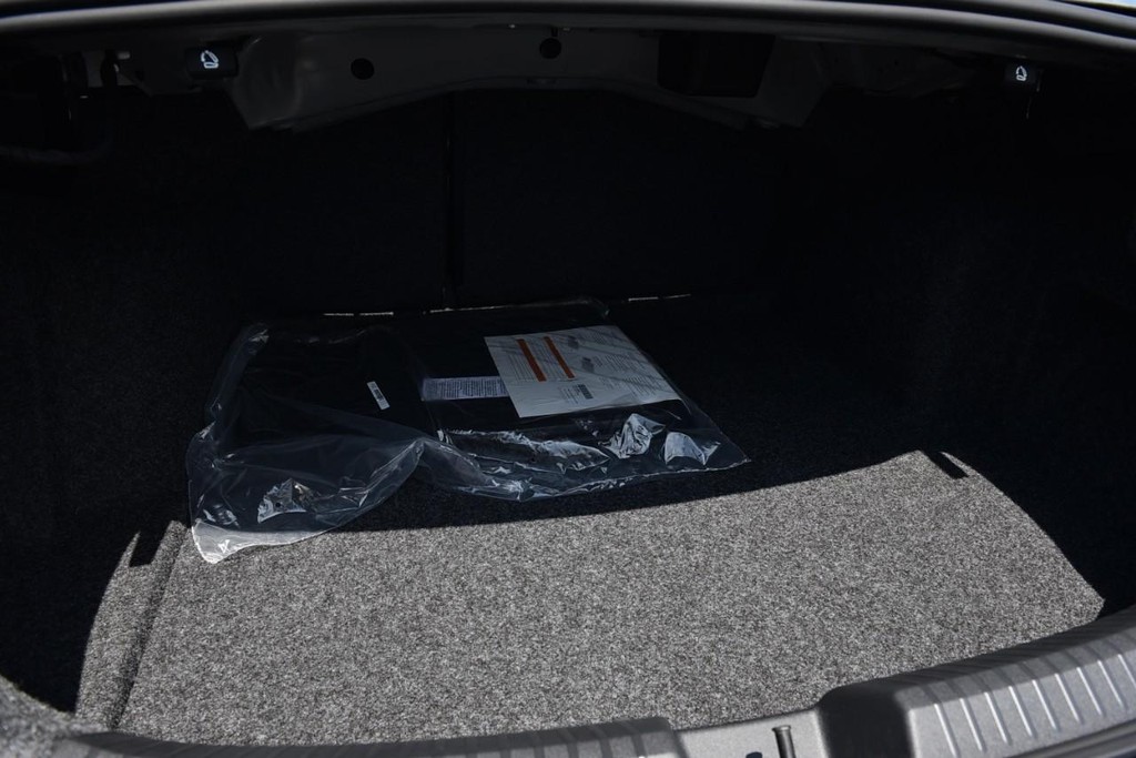 Volkswagen Jetta GLI Vehicle Full-screen Gallery Image 24