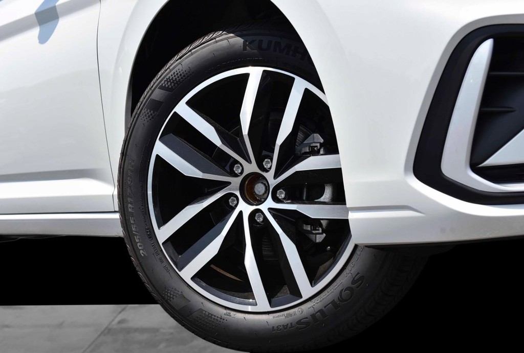 Volkswagen Jetta Vehicle Full-screen Gallery Image 3