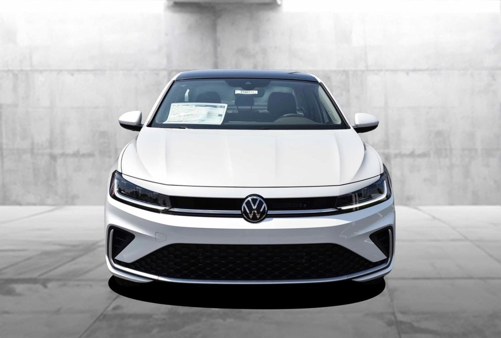 Volkswagen Jetta Vehicle Full-screen Gallery Image 4