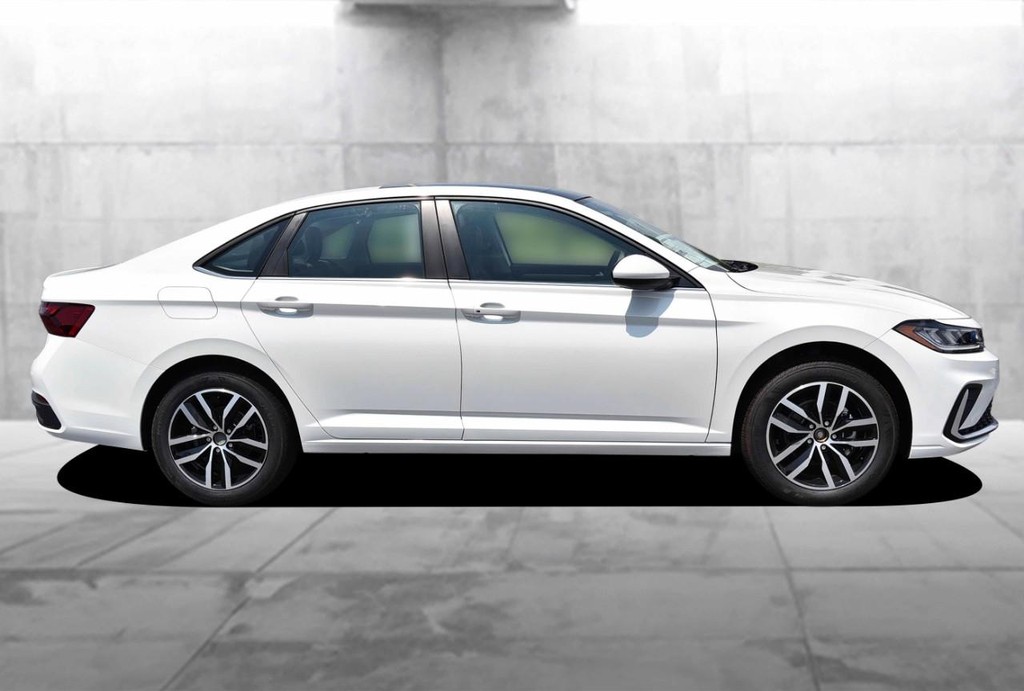 Volkswagen Jetta Vehicle Full-screen Gallery Image 5