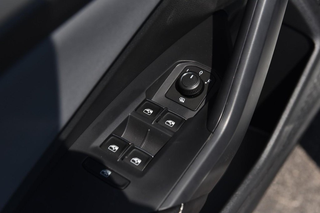 Volkswagen Jetta Vehicle Full-screen Gallery Image 8
