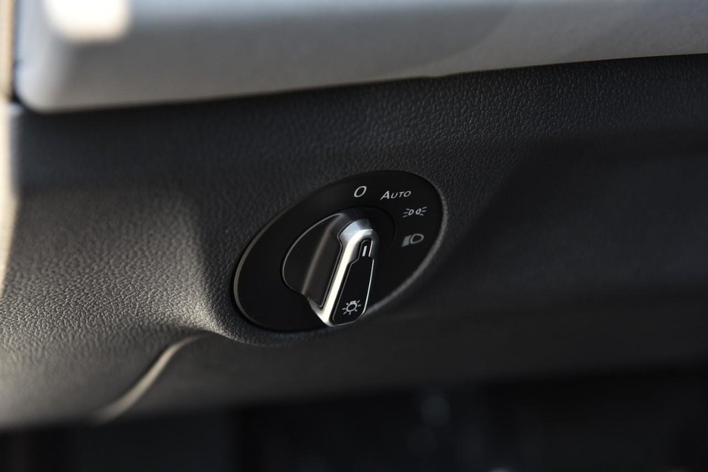 Volkswagen Jetta Vehicle Full-screen Gallery Image 11