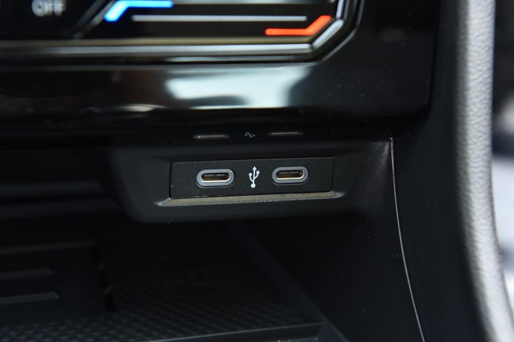 Volkswagen Jetta Vehicle Full-screen Gallery Image 16