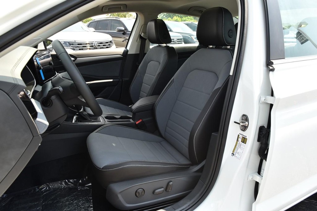 Volkswagen Jetta Vehicle Full-screen Gallery Image 20
