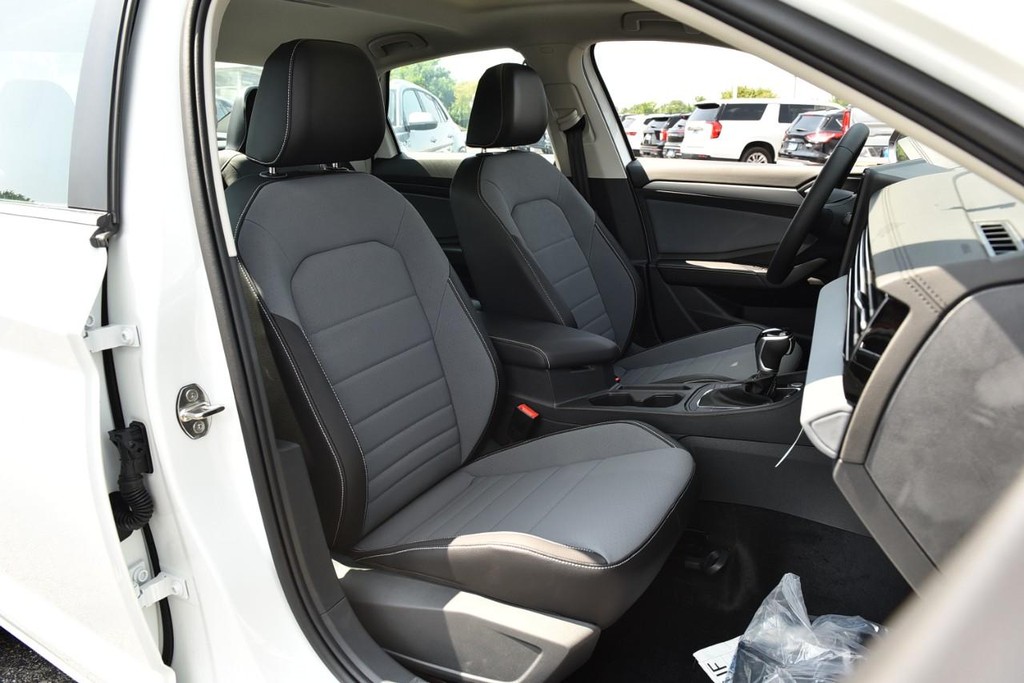 Volkswagen Jetta Vehicle Full-screen Gallery Image 21
