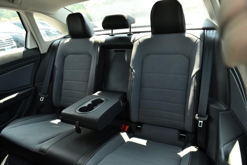 Volkswagen Jetta Vehicle Full-screen Gallery Image 23