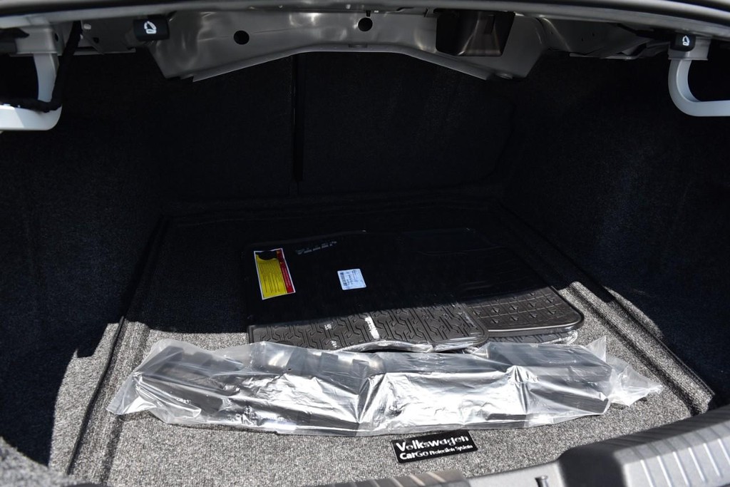 Volkswagen Jetta Vehicle Full-screen Gallery Image 24