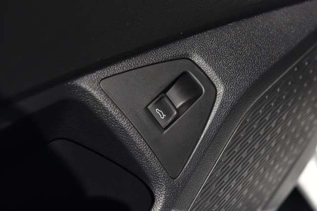 Volkswagen Jetta Vehicle Image 09