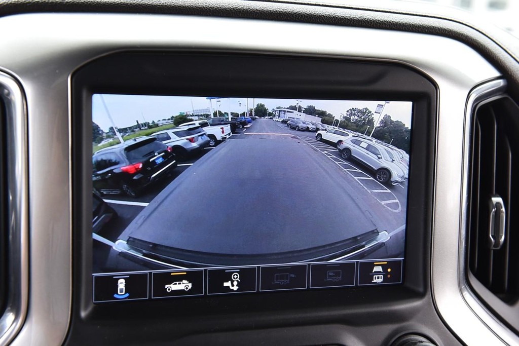 Chevrolet Silverado 2500HD Vehicle Full-screen Gallery Image 16