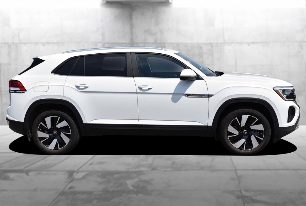 Volkswagen Atlas Cross Sport Vehicle Full-screen Gallery Image 5