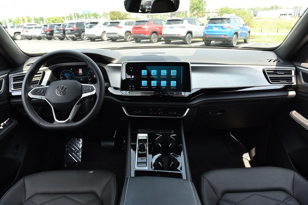 Volkswagen Atlas Cross Sport Vehicle Full-screen Gallery Image 7