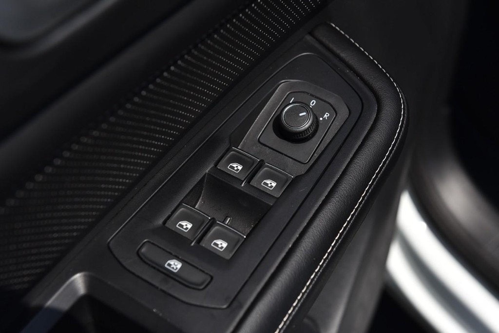Volkswagen Atlas Cross Sport Vehicle Full-screen Gallery Image 8